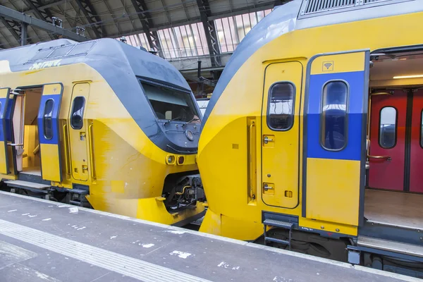 Amsterdam, Nizozemsko na 28 březnu 2016. Regionální vlak u nástupiště hlavního nádraží — Stock fotografie