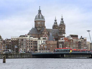 Amsterdam, Hollanda üzerinde 28 Mart 2016. Bahar öğleden sonra tipik kentsel görünümü. 