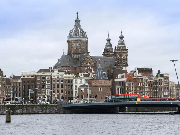 AMSTERDAM, PAESI BASSI il 28 marzo 2016. Tipica vista urbana nel pomeriggio primaverile . — Foto Stock