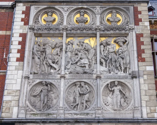 AMSTERDAM, PAYS-BAS, le 27 mars 2016. Détails architecturaux du bâtiment de la gare centrale — Photo