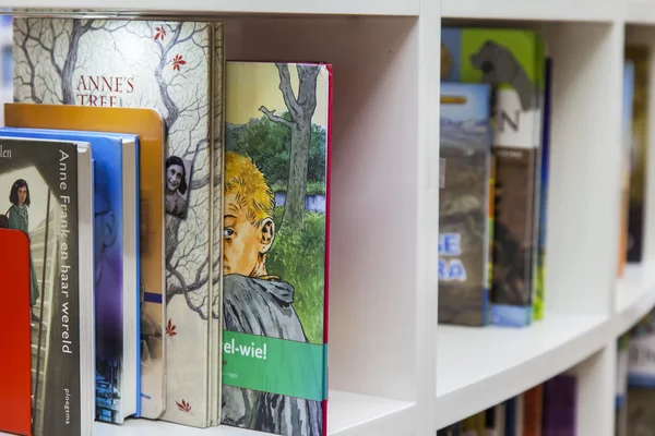 AMESTERDÃO, PAÍSES BAIXOS em 28 de março de 2016. Livros sobre racks em uma sala de leitura na biblioteca pública de Amsterdã — Fotografia de Stock