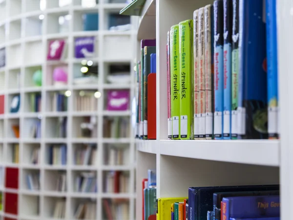 AMESTERDÃO, PAÍSES BAIXOS em 28 de março de 2016. Livros sobre racks em uma sala de leitura na biblioteca pública de Amsterdã — Fotografia de Stock