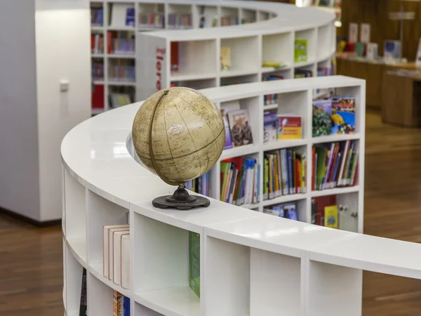 AMESTERDÃO, PAÍSES BAIXOS em 28 de março de 2016. Livros sobre racks em uma sala de leitura na biblioteca pública de Amsterdã — Fotografia de Stock