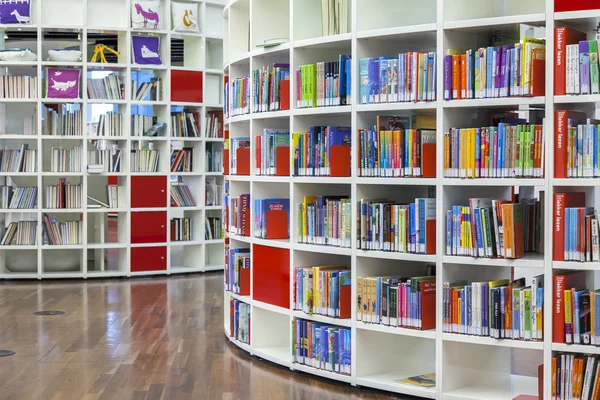 AMSTERDAM, NETHERLANDS on MARCH 28, 2016. Books on racks in a reading room in public library of Amsterdam — Stock Photo, Image