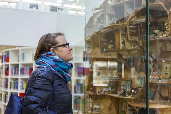 AMSTERDAM, NETHERLANDS on MARCH 28, 2016. The visitor considers the vintage doll house in public library of Amsterdam — Stock Photo, Image