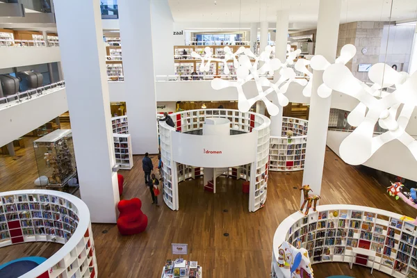 3 월 28 일, 2016, 암스테르담, 네덜란드입니다. 암스테르담의 공공 도서관에서 독서 룸에서 선반에 책 — 스톡 사진