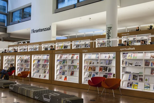 Amsterdam, Nizozemsko na 28 březnu 2016. Knihy o stojanů v čítárně ve veřejné knihovně v Amsterdamu — Stock fotografie