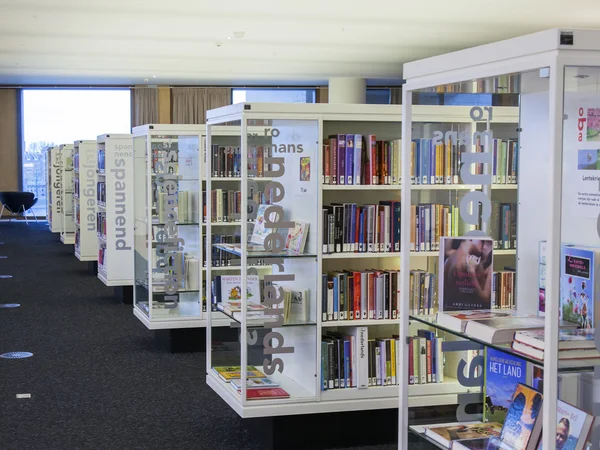 Amsterdam, Nizozemsko na 28 březnu 2016. Knihy o stojanů v čítárně ve veřejné knihovně v Amsterdamu — Stock fotografie