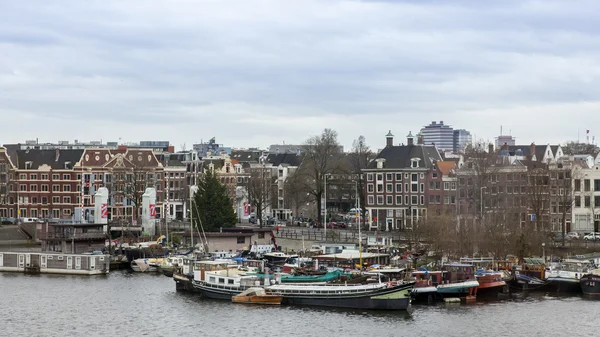 AMSTERDAM, NETHERLANDS on March 27, 2016. Типичный вид сверху на город — стоковое фото