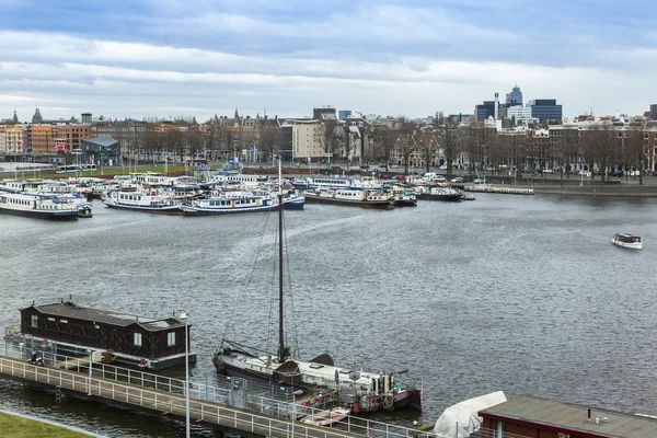 Amsterdam, Nederland op 27 maart 2016. Typisch stedelijke weergave van bovenaf — Stockfoto