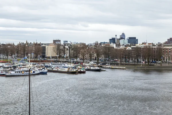 Amsterdam, Nederland op 27 maart 2016. Typisch stedelijke weergave van bovenaf — Stockfoto
