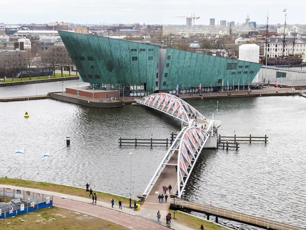 Амстердам, Нідерланди на 28 березня 2016. Науковий центр Немо — стокове фото