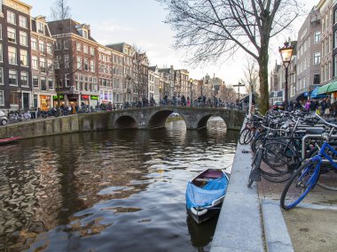 Amsterdam, Hollanda üzerinde 28 Mart 2016. Tipik kentsel görünümü bahar akşamları.