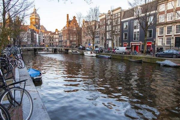Amsterdam, Holandia na 28 marca 2016. Typowy widok w wieczór wiosna. — Zdjęcie stockowe