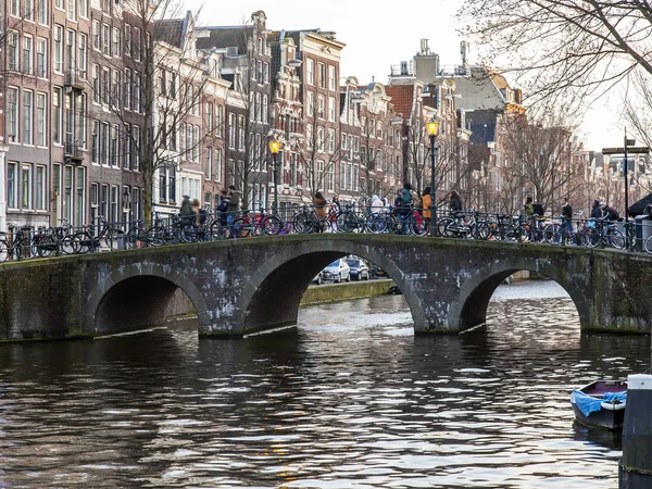 AMSTERDAM, PAÍSES BAJOS 28 DE MARZO DE 2016. Vista urbana típica en la noche de primavera . — Foto de Stock