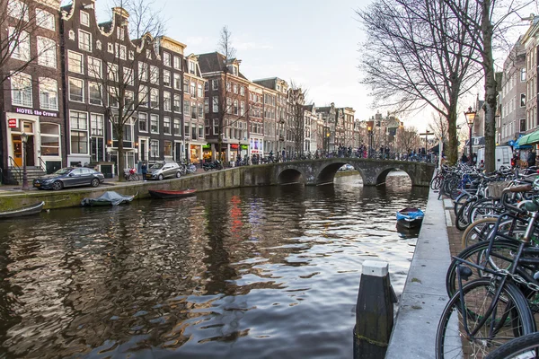 Amsterdam, Hollanda üzerinde 28 Mart 2016. Tipik kentsel görünümü bahar akşamları.