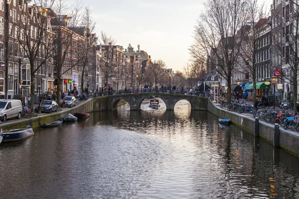 AMSTERDAM, NETHERLANDS on MARCH 28, 2016. Typical urban view in the spring evening. — Stock Photo, Image