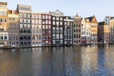 Amsterdam, Hollanda üzerinde 27 Mart 2016. Bahar akşam tipik kent görünümünde. Kanal ve Binalar bentleri tarihinde XVII-XVIII inşaatın Köprüsü