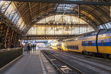 Amsterdam, Hollanda 1 Nisan 2016. Tren istasyonu. Platformda modern yüksek hızlı tren. Yolcular platforma çıkıyor.