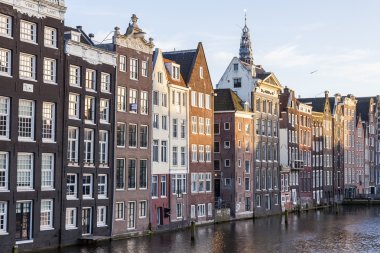 Amsterdam, Hollanda üzerinde 27 Mart 2016. Bahar akşam tipik kent görünümünde. Kanal ve Binalar bentleri tarihinde XVII-XVIII inşaatın Köprüsü