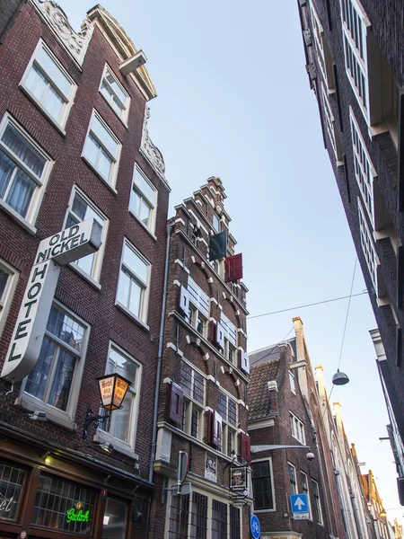 AMSTERDAM, NETHERLANDS on MARCH 28, 2016. Typical architectural details of houses XVII-XVIII of construction. — Stock Photo, Image