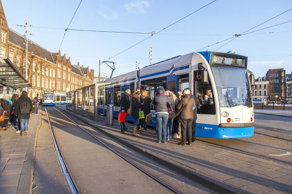 AMSTERDAM, NETHERLANDS on March 28, 2016. Типичный вид на город весной. Трамвай движется по улице. . — стоковое фото
