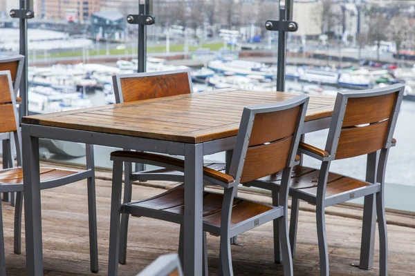 AMSTERDAM, NETHERLANDS on MARCH 27, 2016. Typical urban view in the spring morning. Little tables of summer cafe under the open sky — Stock Photo, Image