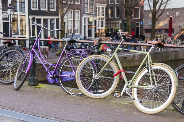 Amsterdam, Hollanda üzerinde 27 Mart 2016. Şehir manzarası. Bisiklet yolu ile kanal köprüde park edilmiş