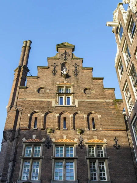 Amsterdam, Nederländerna på 28 mars 2016. Typiska arkitektoniska Detaljer för hus Xvii-Xviii konstruktion. — Stockfoto