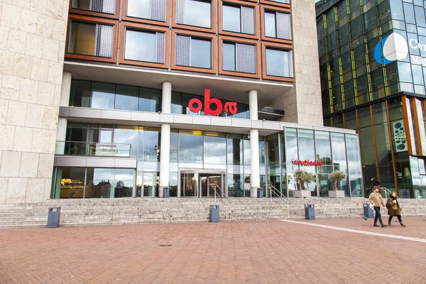 AMSTERDAM, PAÍSES BAJOS 31 DE MARZO DE 2016. Detalles arquitectónicos de una fachada del edificio de la biblioteca estatal central — Foto de Stock