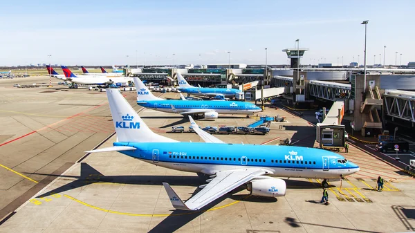 AMSTERDAM, PAÍSES BAJOS 1 DE ABRIL DE 2016. Los aviones esperan una salida. Vista desde una terraza del aeropuerto de Ámsterdam Schiphol —  Fotos de Stock