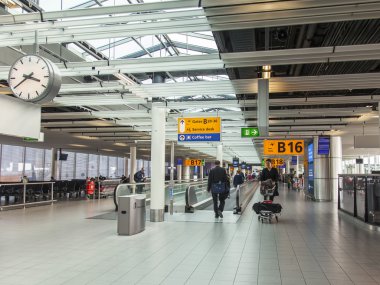 Amsterdam, Hollanda 1 Nisan 2016 üzerinde. Yolcular bir kalkış Amsterdam havaalanında Schiphol bekliyoruz 