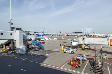 Amsterdam, Hollanda 1 Nisan 2016 üzerinde. Uçaklar bir hareket bekliyoruz. Amsterdam airport Schiphol bir anket terasından görüntülemek 