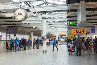 Amsterdam, Hollanda 1 Nisan 2016 üzerinde. Yolcular bir kalkış Amsterdam havaalanında Schiphol bekliyoruz 