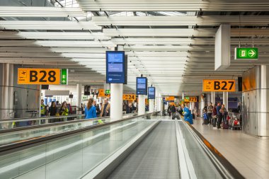 Amsterdam, Hollanda 1 Nisan 2016 üzerinde. Koridorun bir kalkış Amsterdam havaalanında Schiphol 