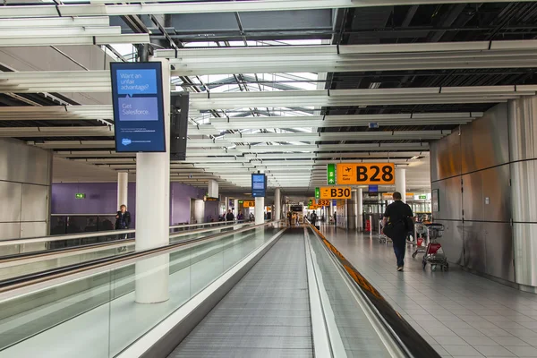 Amsterdam, Nederländerna på 1 April 2016. Hallen på en avgång på Amsterdam airport Schiphol — Stockfoto