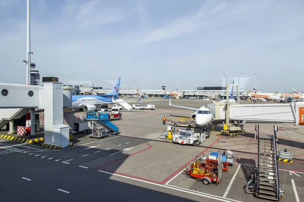 AMSTERDAM, PAÍSES BAJOS 1 DE ABRIL DE 2016. Los aviones esperan una salida. Vista desde una terraza del aeropuerto de Ámsterdam Schiphol —  Fotos de Stock