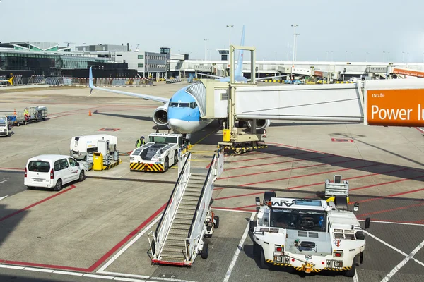 AMSTERDAM, NETHERLANDS on APRIL 1, 2016. Planes expect a departure. View from a survey terrace of the Amsterdam airport Schiphol — Stock Photo, Image