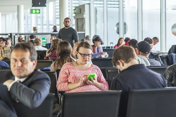 Amsterdam, Nederland op 1 April 2016. Passagiers verwachten een vertrek op de luchthaven Amsterdam Schiphol — Stockfoto