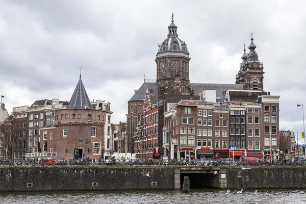 AMSTERDAM, NETHERLANDS on MARCH 28, 2016. Typical urban view — Stock Photo, Image