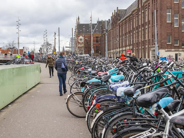 AMSTERDAM, PAÍSES BAJOS el 27 de marzo de 2016. Paisaje urbano. El aparcamiento de bicicletas — Foto de Stock