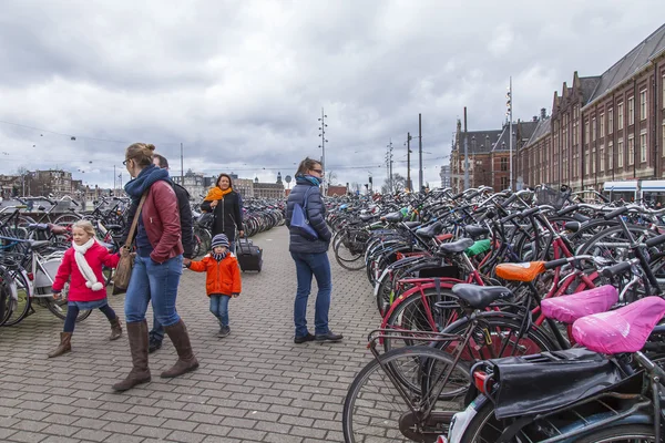 Amsterdam, Niederlande am 27. März 2016. Stadtlandschaft. der Fahrradabstellplatz — Stockfoto