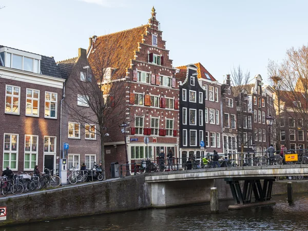 AMSTERDAM, PAÍSES BAJOS el 27 de marzo de 2016. Vista urbana típica . —  Fotos de Stock