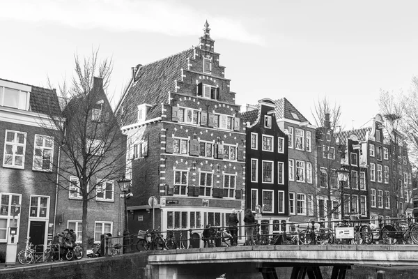 AMSTERDAM, NETHERLANDS on March 27, 2016. Типичный вид на город . — стоковое фото