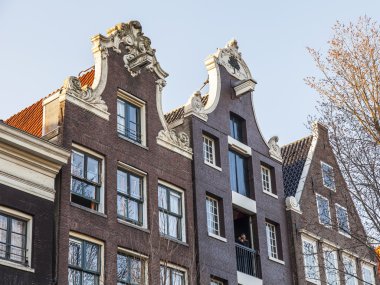 Amsterdam, Hollanda üzerinde 27 Mart 2016. Tipik mimari detaylarını evler XVII-XVIII İnşaat