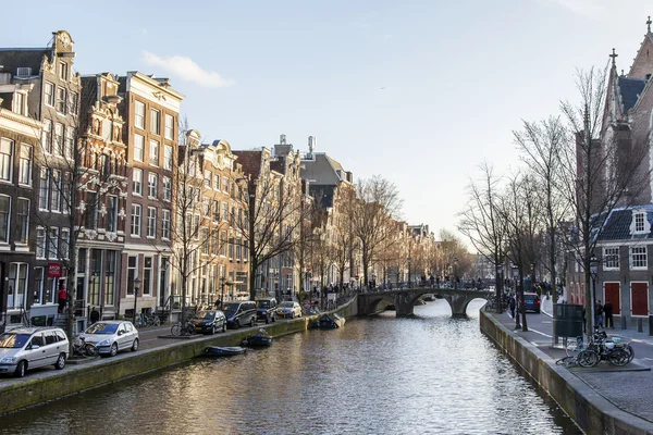 2016 年 3 月 28 日にアムステルダム、オランダ。春の午後の典型的な都市の風景。チャネルと堤防の十七-十八建設の建物です。歩いて船に浮かぶチャネル — ストック写真