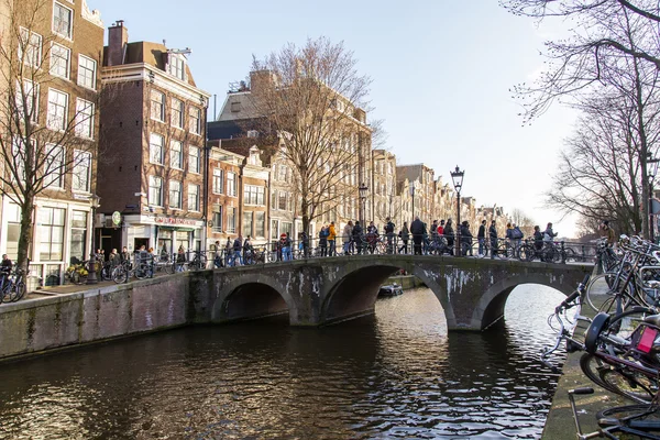 2016 年 3 月 28 日にアムステルダム、オランダ。春の夕べの典型的な都市の風景。運河や堤防の十七-十八建設の建物から橋 — ストック写真
