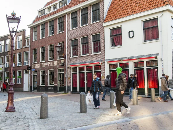 Amsterdam, Hollanda üzerinde 28 Mart 2016. Bahar öğleden sonra tipik kent görünümünde. Amsterdam, Hollanda üzerinde 28 Mart 2016. Bahar öğleden sonra tipik kentsel görünümü. — Stok fotoğraf