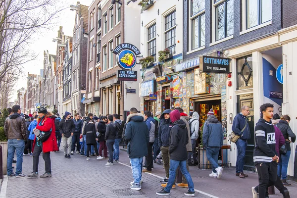 Amsterdam, Nizozemsko na 28 březnu 2016. Typický městský pohled jarního odpoledne. Chodce v ulici — Stock fotografie