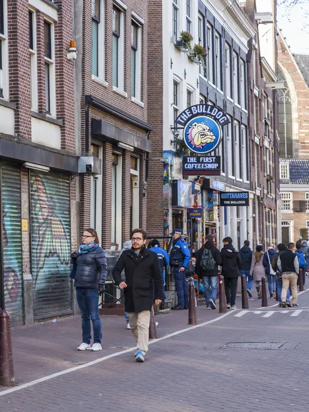 Amsterdam, Nizozemsko na 28 březnu 2016. Typický městský pohled jarního odpoledne. Chodce v ulici — Stock fotografie